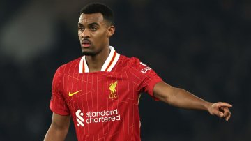 What Mohamed Salah said to referee after Everton win